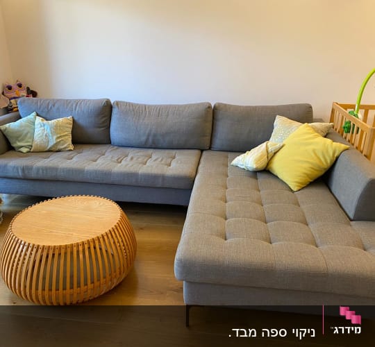 ספה אפורה עם כריות צבעוניות בסלון